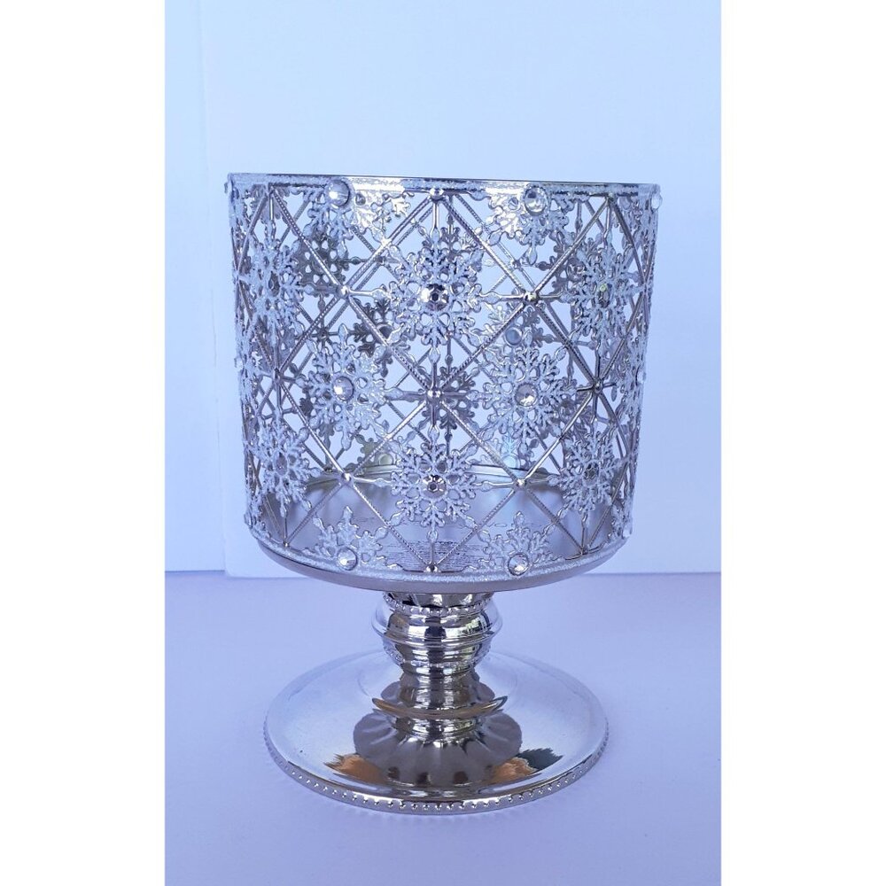 🔥 SOLD 🔥 Bath & Body Works Silver Lattice 3 wick Candle Holder With Snowflake Cu